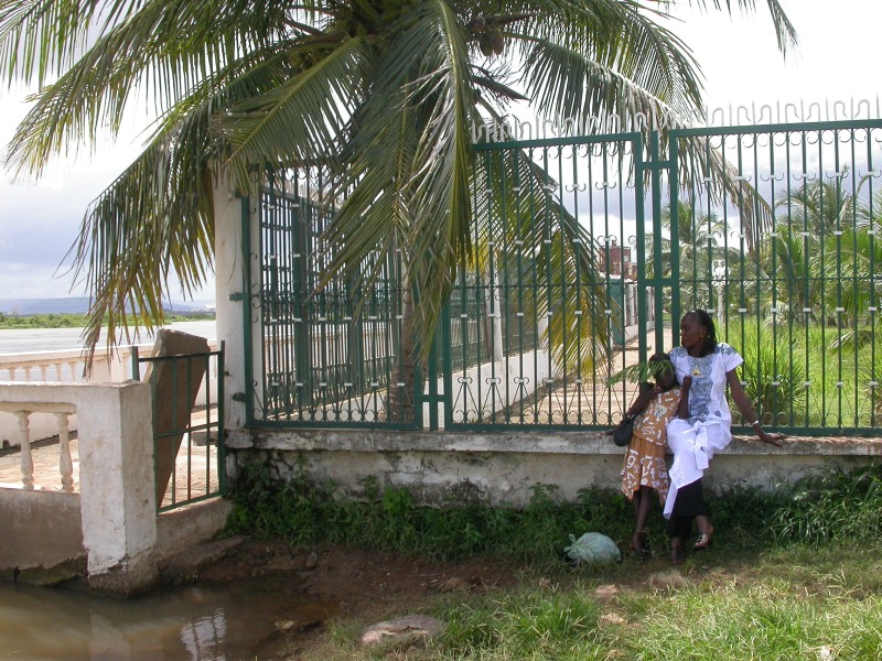 18 - Avec Fanta sur les bords du Niger.jpg